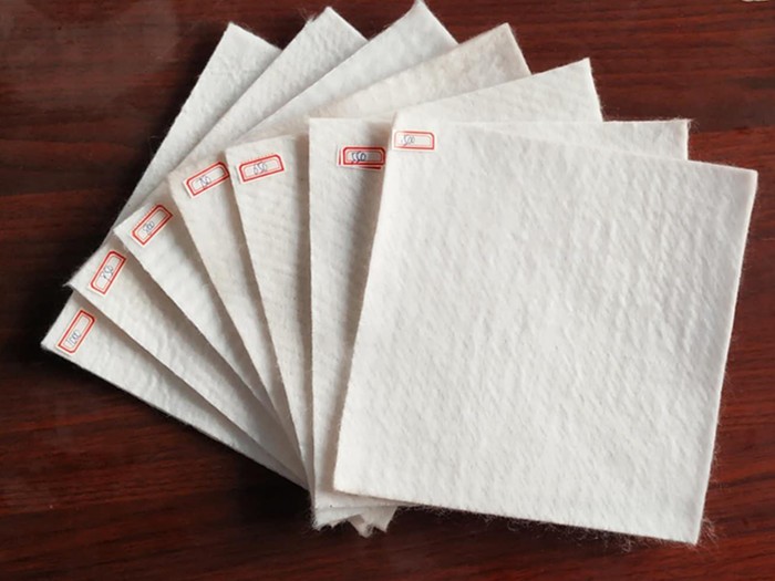 長(zhang)絲複合(hé)土工膜(mó)