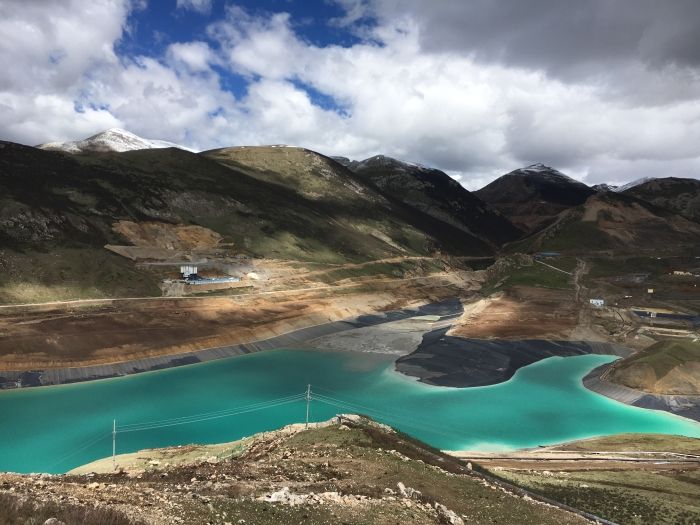 危(wēi)廢填埋(mai)區鋪設(shè)HDPE防滲土(tu)工膜的(de)施工流(liu)程